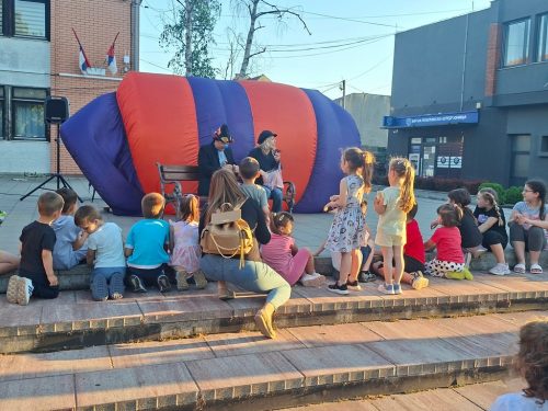 Магија на платоу испред Дома омладине: „Јана и кловн“ одушевили најмлађе